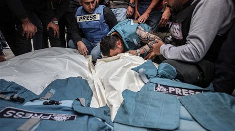 Gazze Şeridine düzenlenen saldırılarda bir gazeteci daha öldü